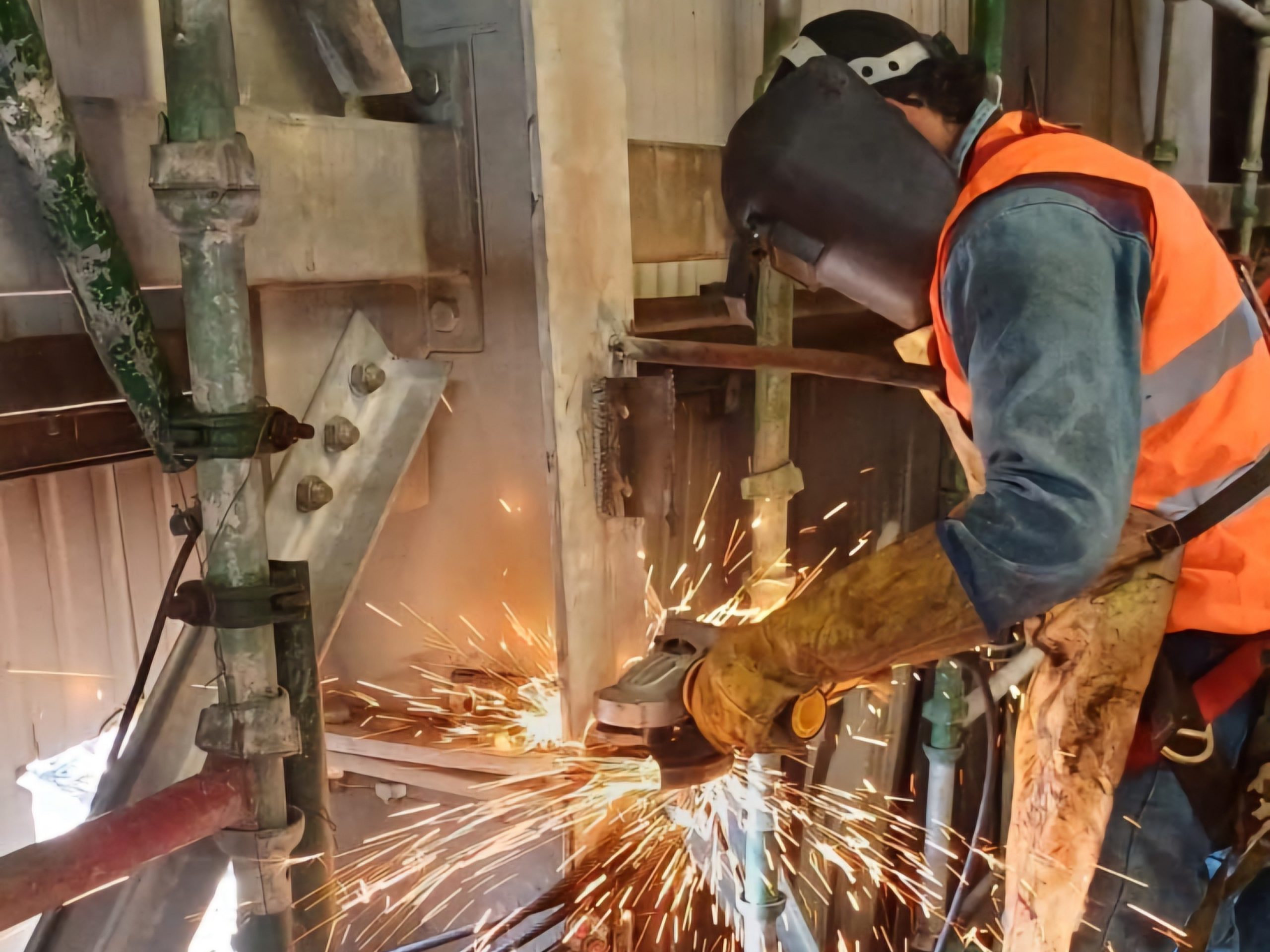 Hombre Cortando Horizontal